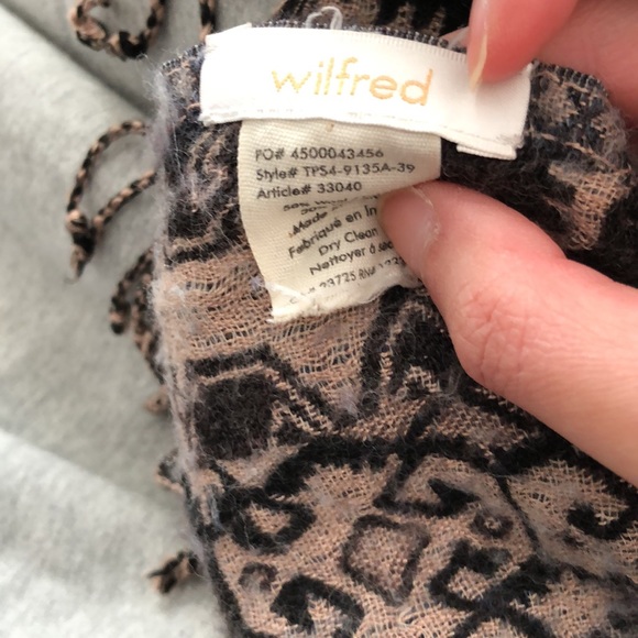 Aritzia scarf - Picture 2 of 2